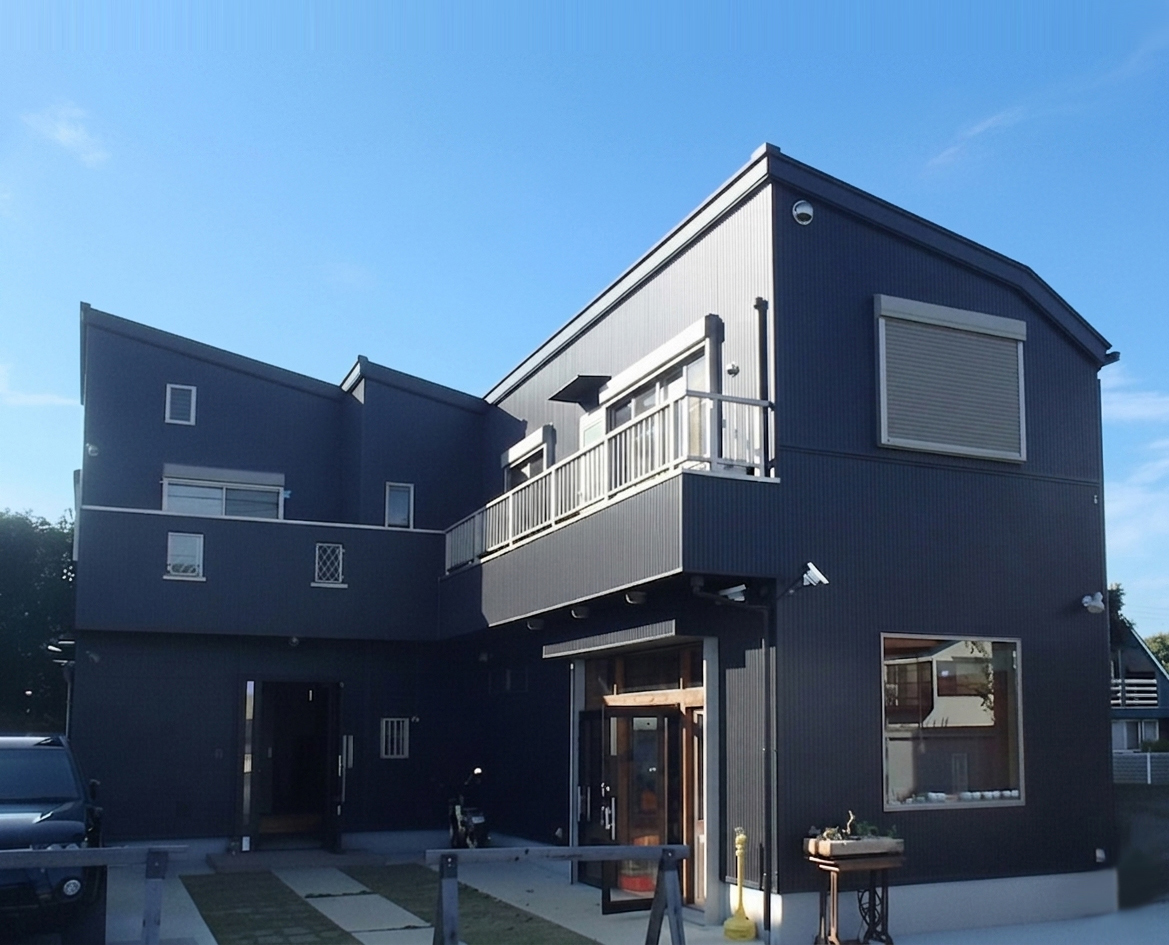 街並みに映える、自然と調和する家