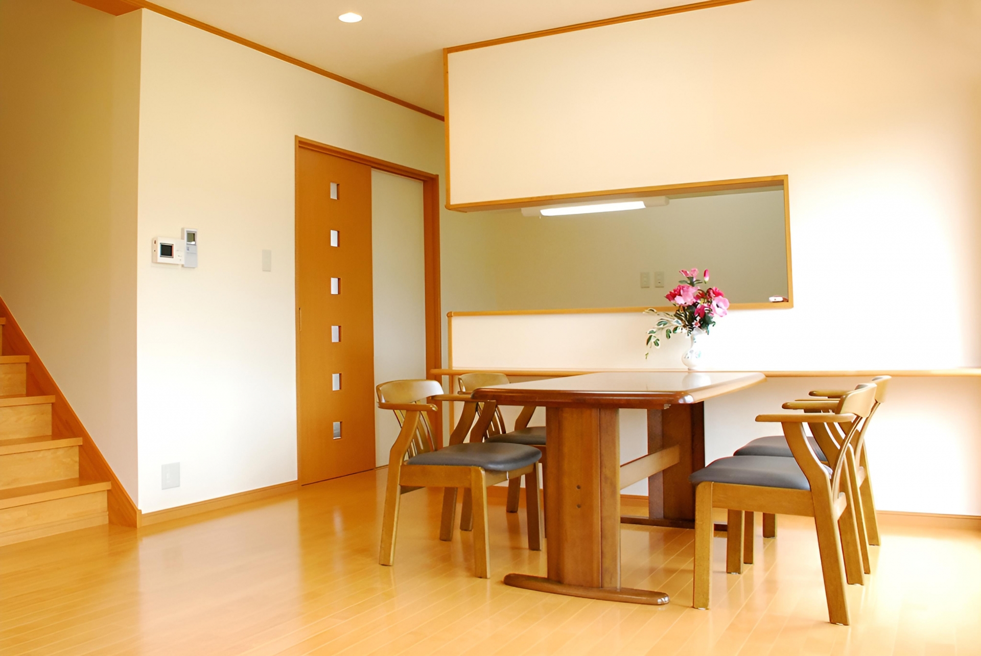 会話がはずむ、木の温もりを感じるダイニング